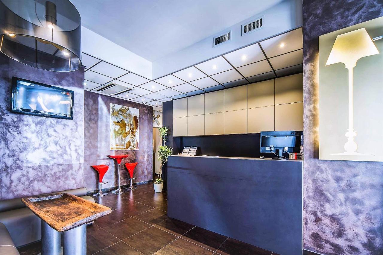 Aaron Hotel